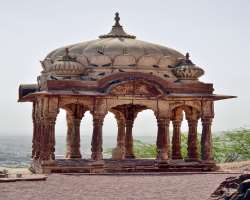A chhatri or a dome-shaped pavilion was built to honor a soldier named Kirat Singh Soda who fell on the stain protecting Mehrangarh during the war.